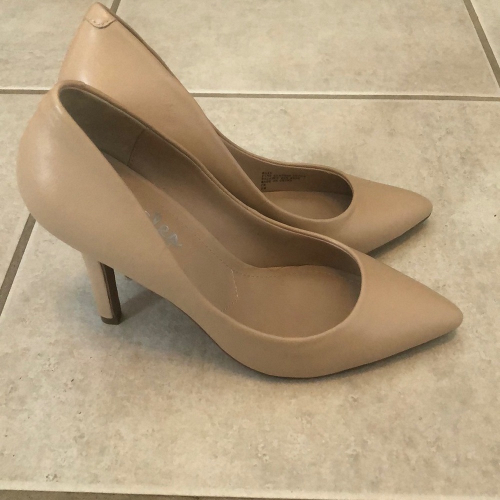 NWOT Charles by Charles David nude MAXX pumps